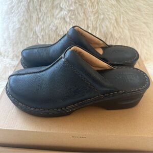 Born Women’s Black Leather Slip On Mules Size: 9